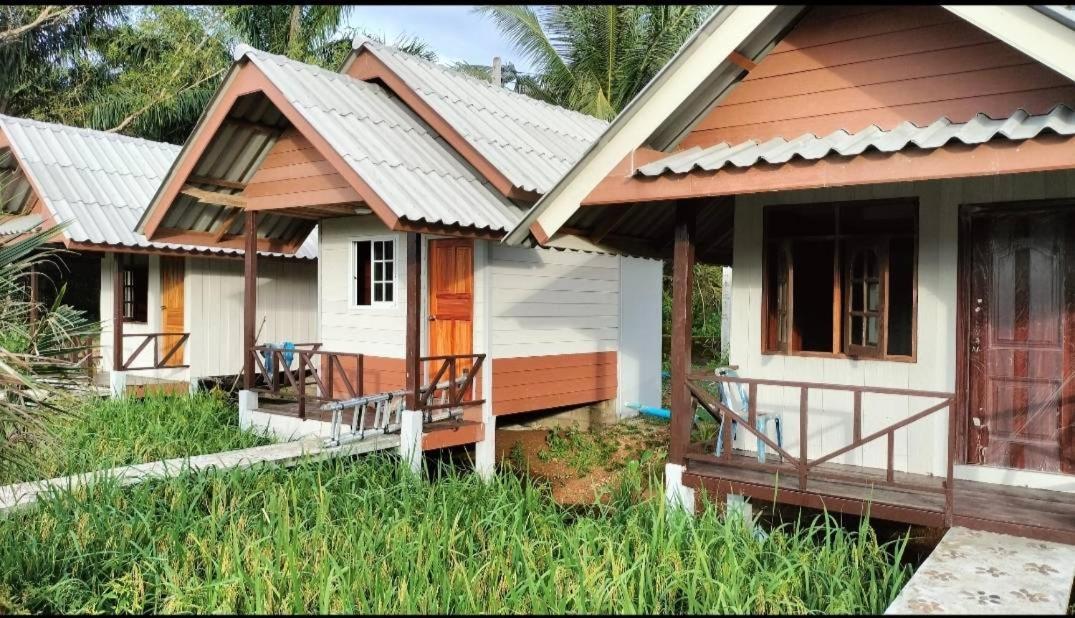 ปารมีฟาร์มสเตย์ Takuapa Bagian luar foto